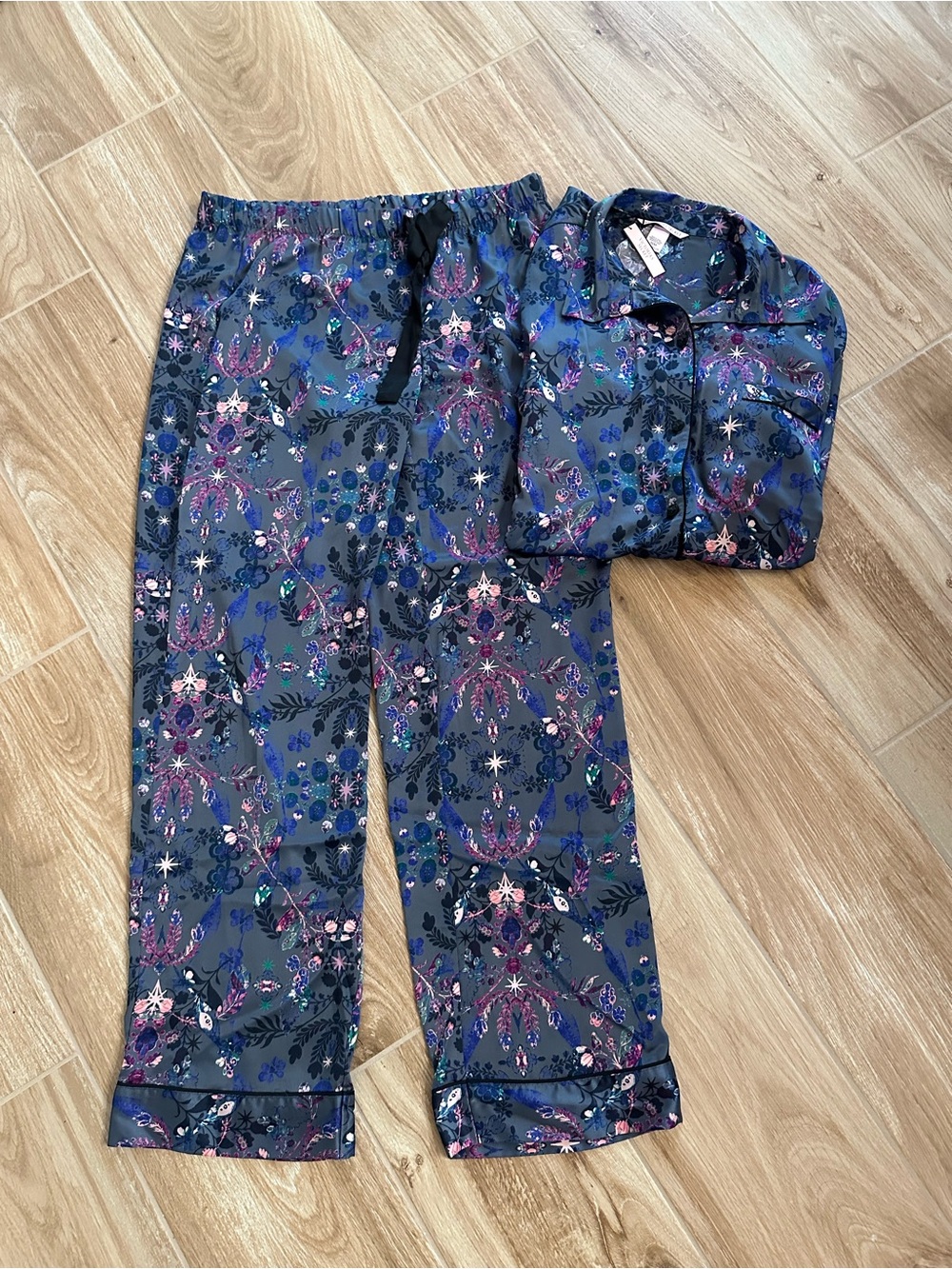 NWT 🆕Victoria's Secret satin pajama set button-up top  drawstring pants. SZ M